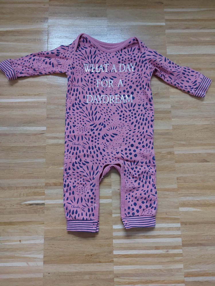 lachsfarbener Baby-Schlafanzug mit Leoprint, Gr. 62 What a day for a daydream Baby Jumpsuit