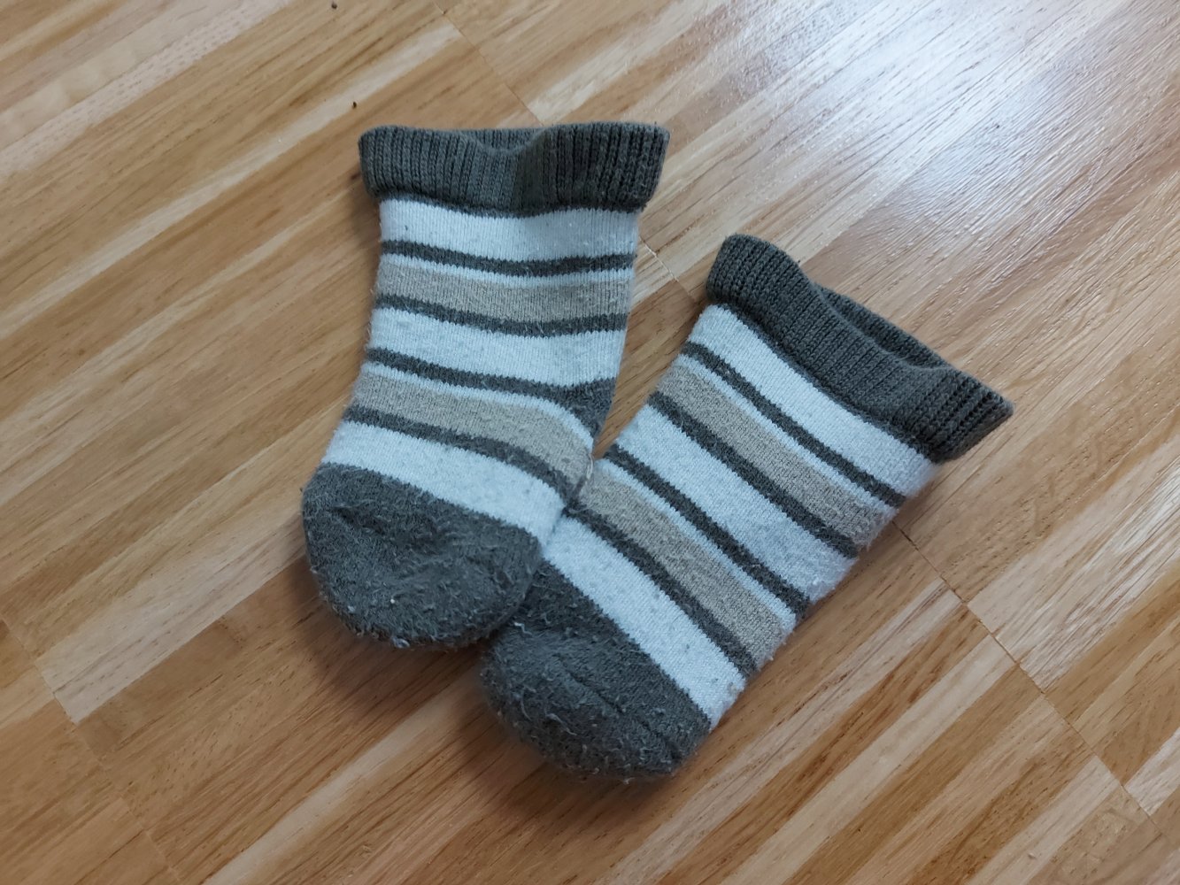 dickere khaki-grün gestreifte Babysocken