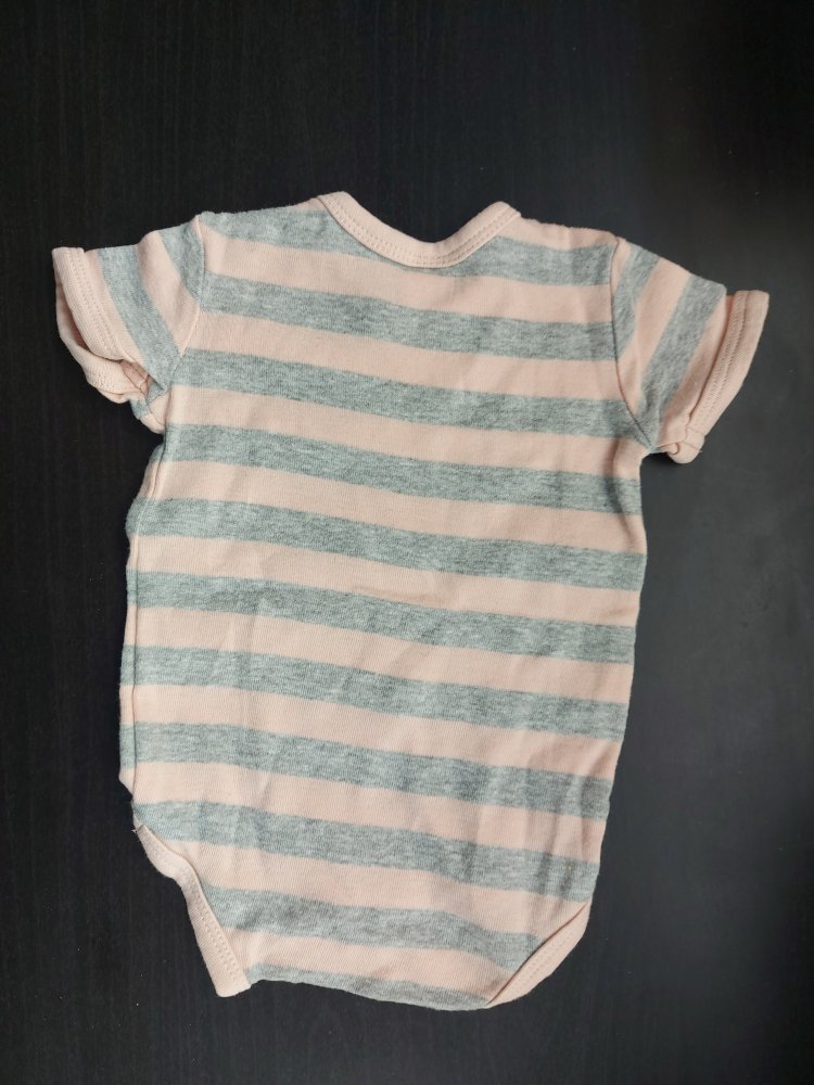 kurzärmliger rosa-grau gestreifter Body mit Häschenmotiv, Gr. 50/56 Osteroutfit