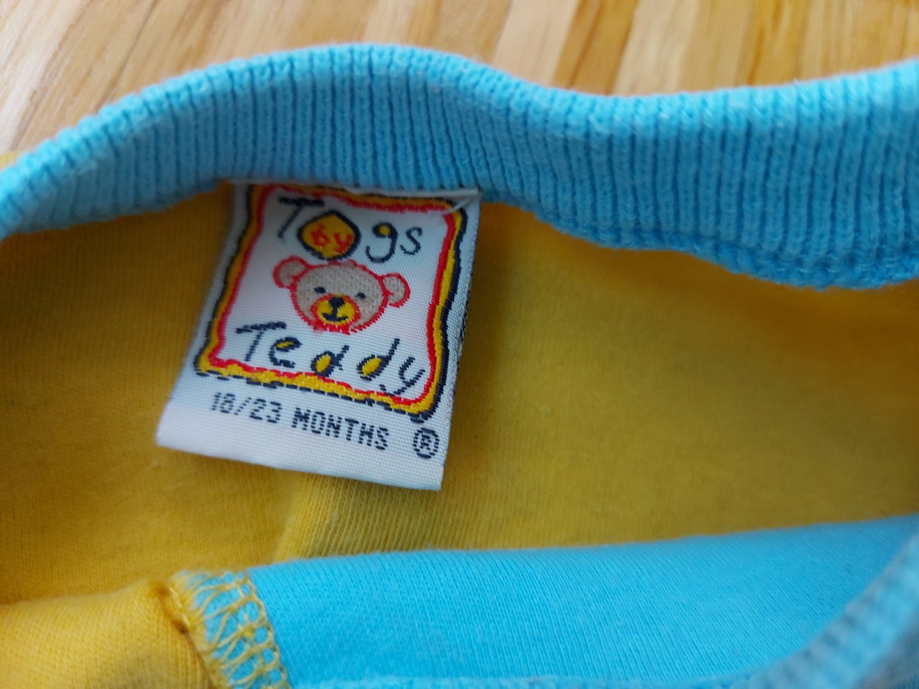 kurzärmliges gelb-blaues T-Shirt mit Haimotiv 