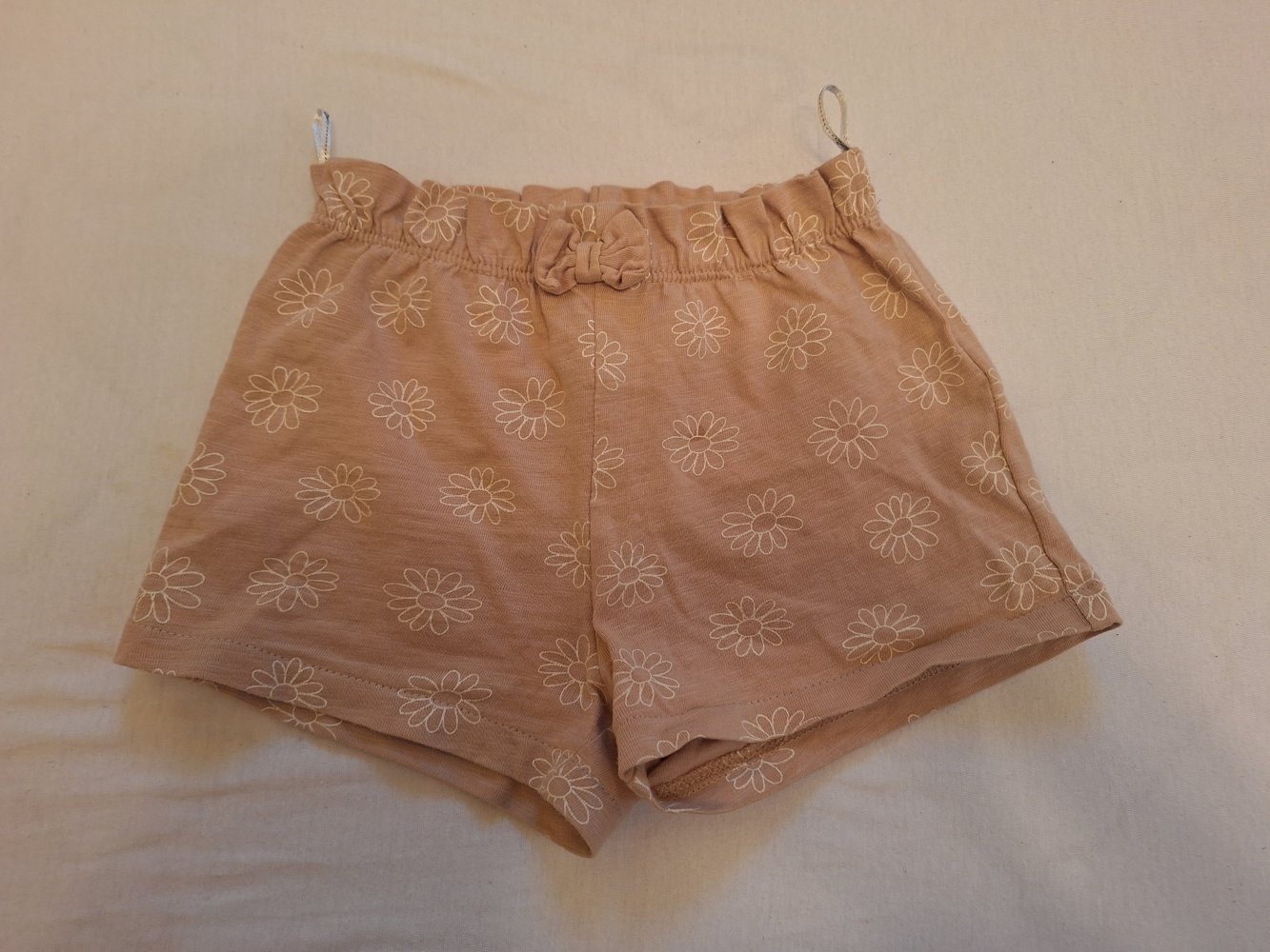 kurze beige Sommershorts mit Blumen, Gr. 80