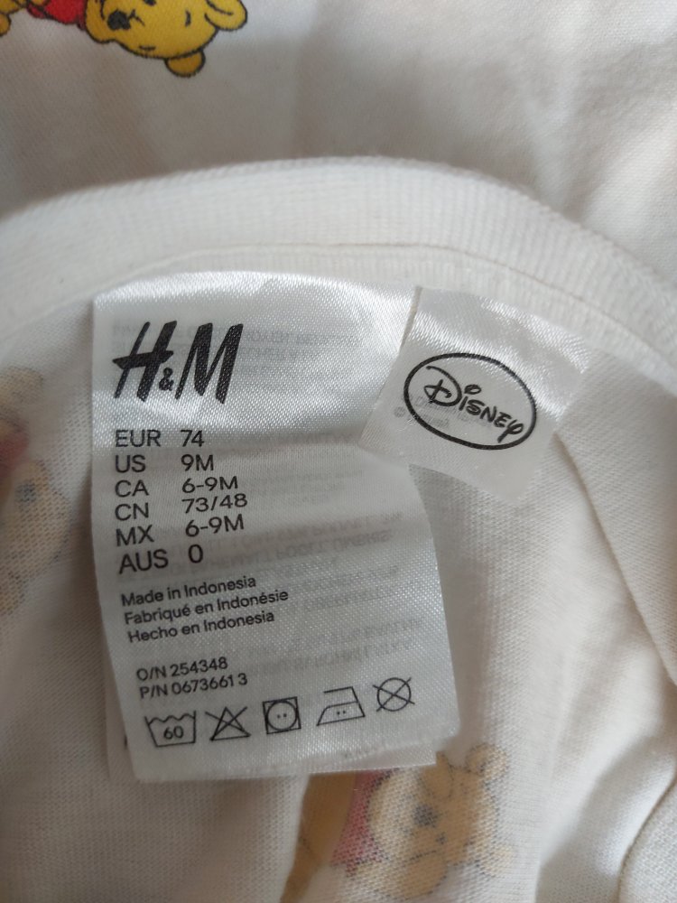 Süßer Babypyjama /Schlafstrampler mit kleinen Baby Winnie Poohs, Gr. 74