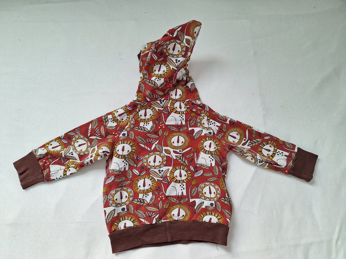 langärmliger roter Kapuzenpullover mit Löwen Hoodie Longsleeve