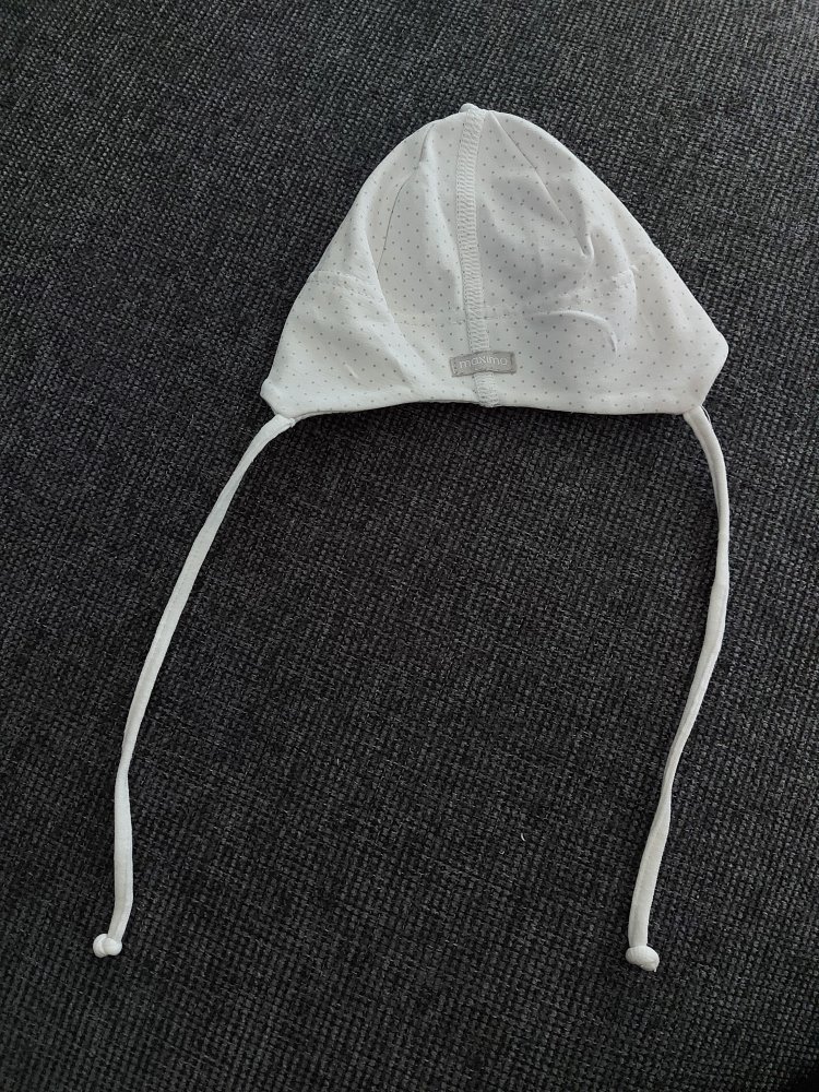 weißes gepunktetes Erstlingsmützchen mit Schnüren