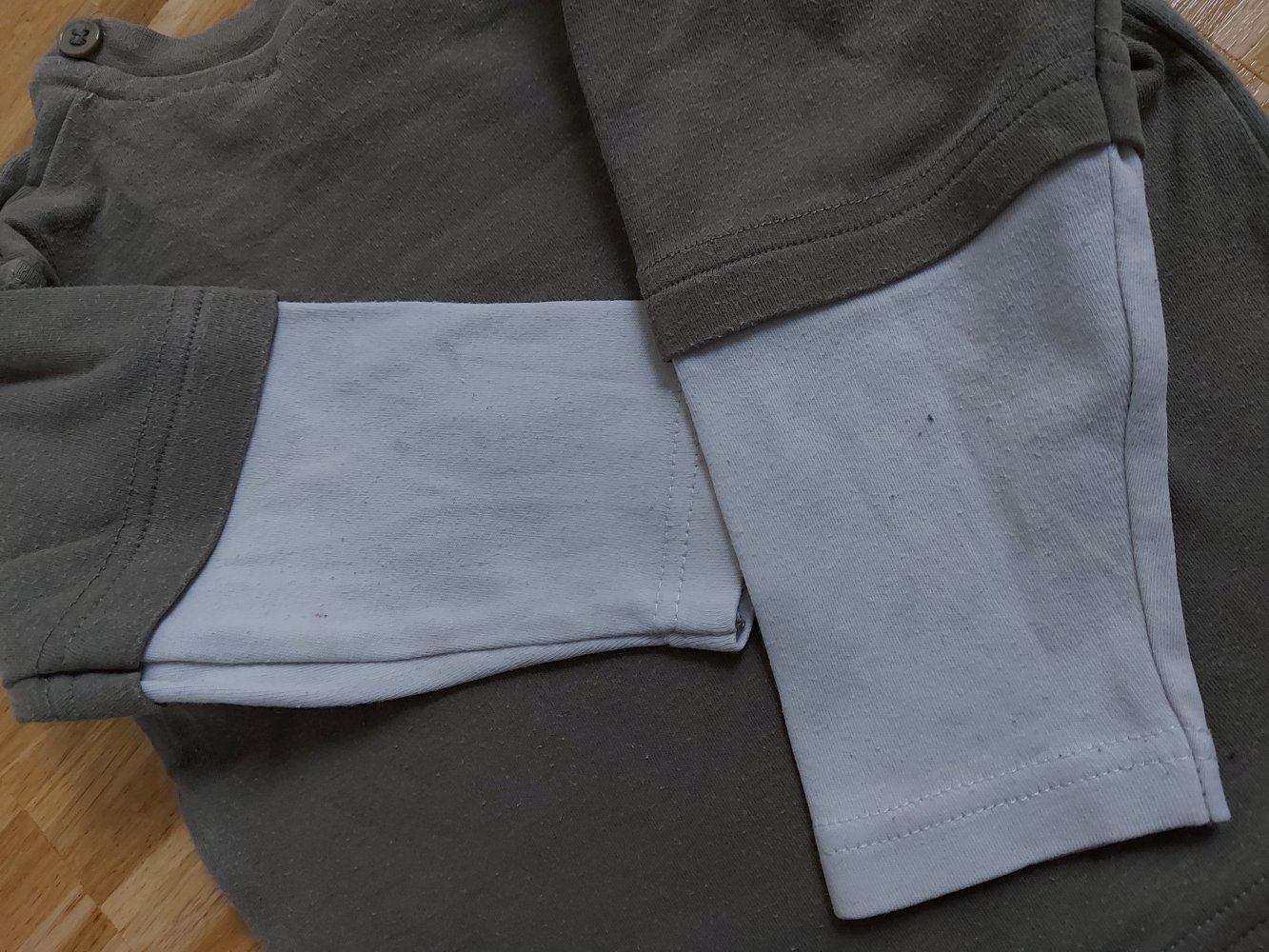 langärmliger khakigrüner Babypullover mit Drachen, Gr. 80