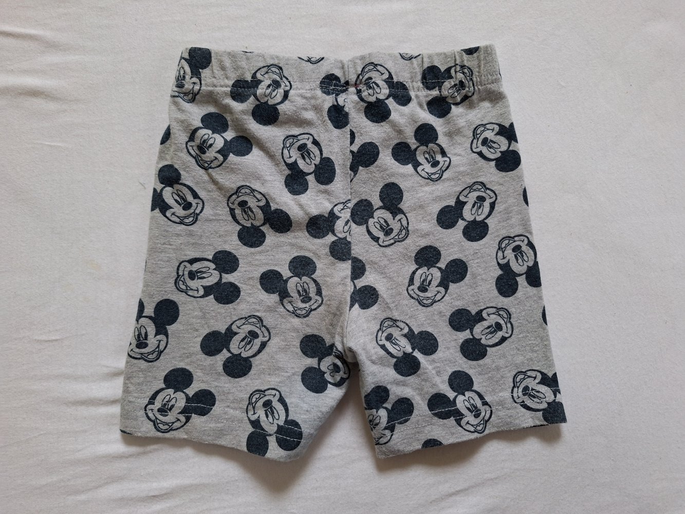 Kurze graue Mickey Mouse Radlerhose Gr. 80