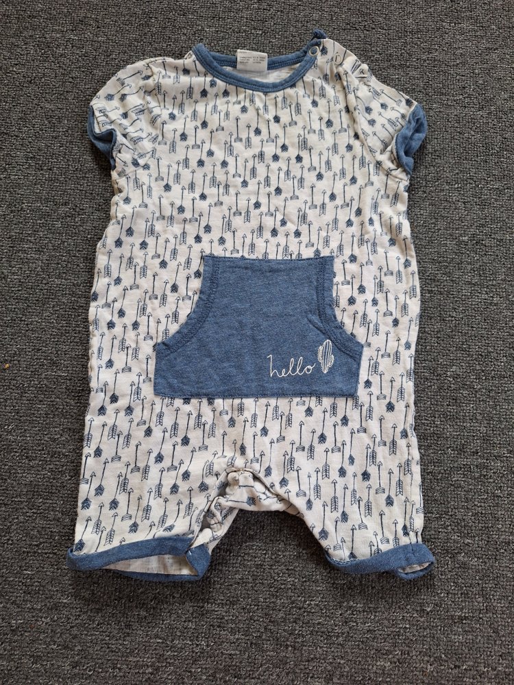 blau-weißer kurzer Pyjama Gr. 74/80 /Schlafanzug/Schlafstrampler Jumper mit Federmotiven