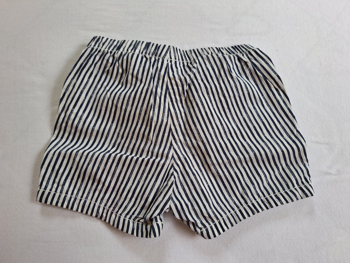 Weiß-blau gestreifte kurze Hose, Gr. 80