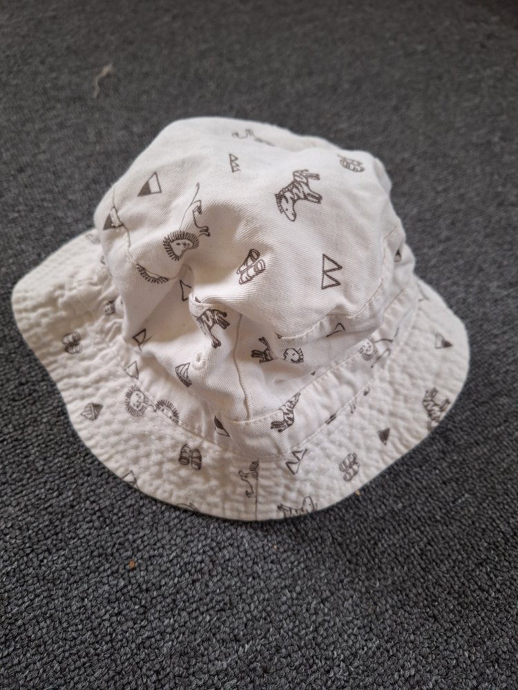 weißer Fischerhut mit Safaritieren 86/92