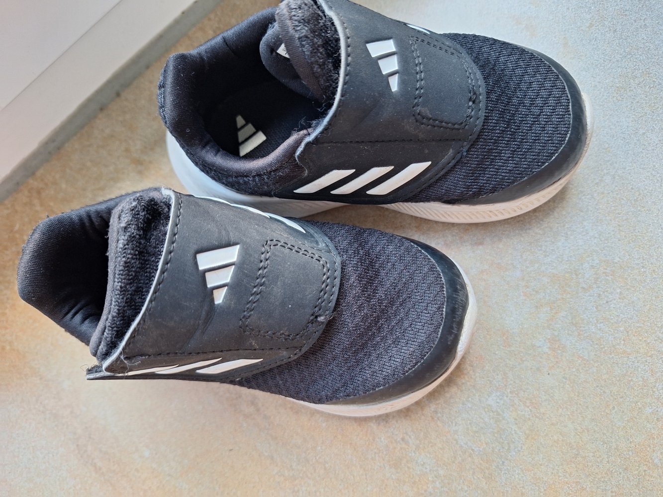 Adidas RunFalcon 3.0 Hook-and-Loop Gr. 23 schwarz mit Cloudfoam