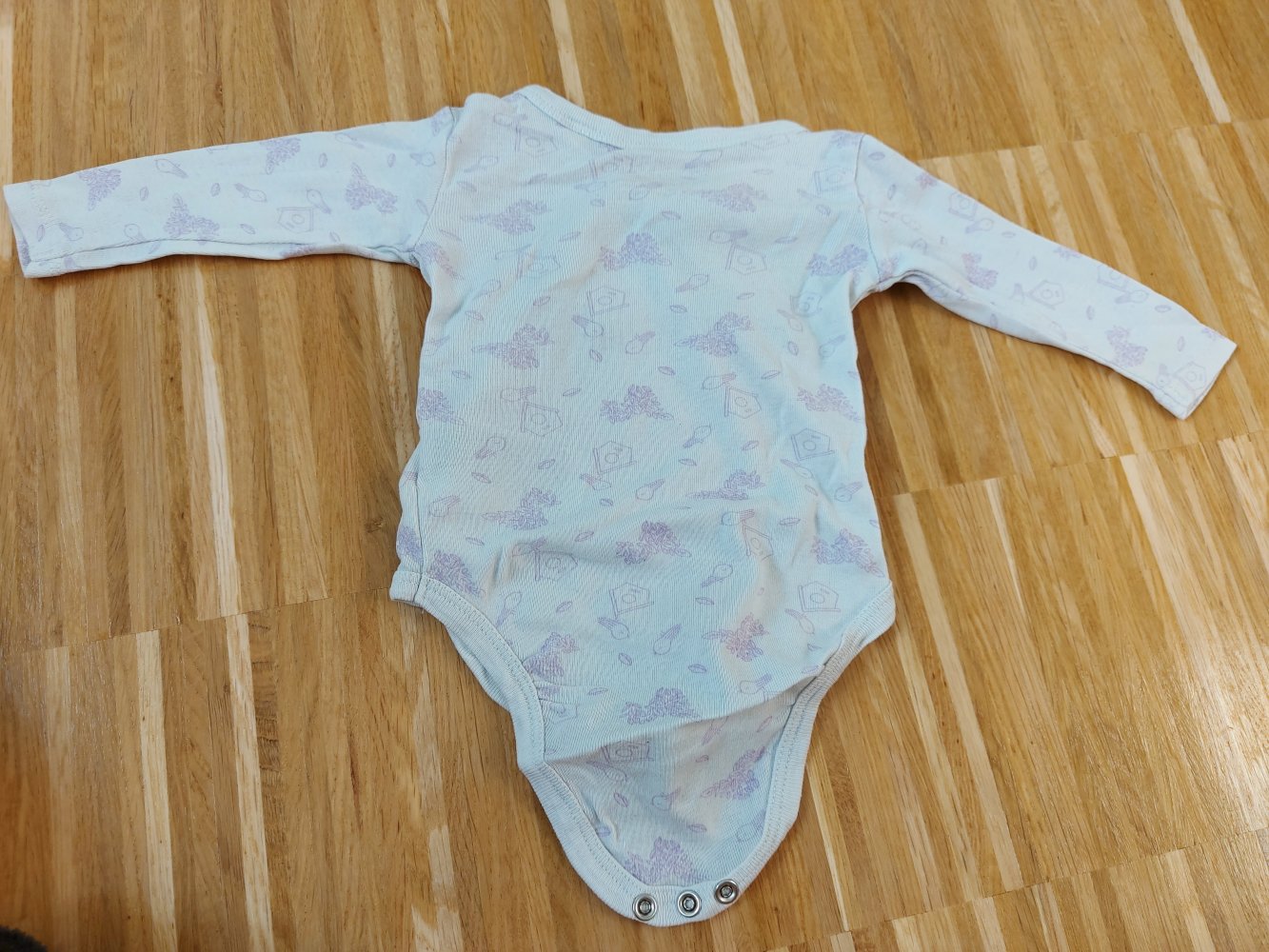 weißer Langarm-Wickelbody mit süßem lila Spatzen-Muster Gr. 50/56