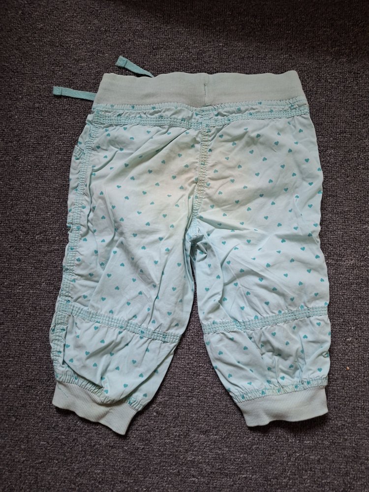Bequeme türkise Sommer-Hose mit Herzen, Gr. 86
