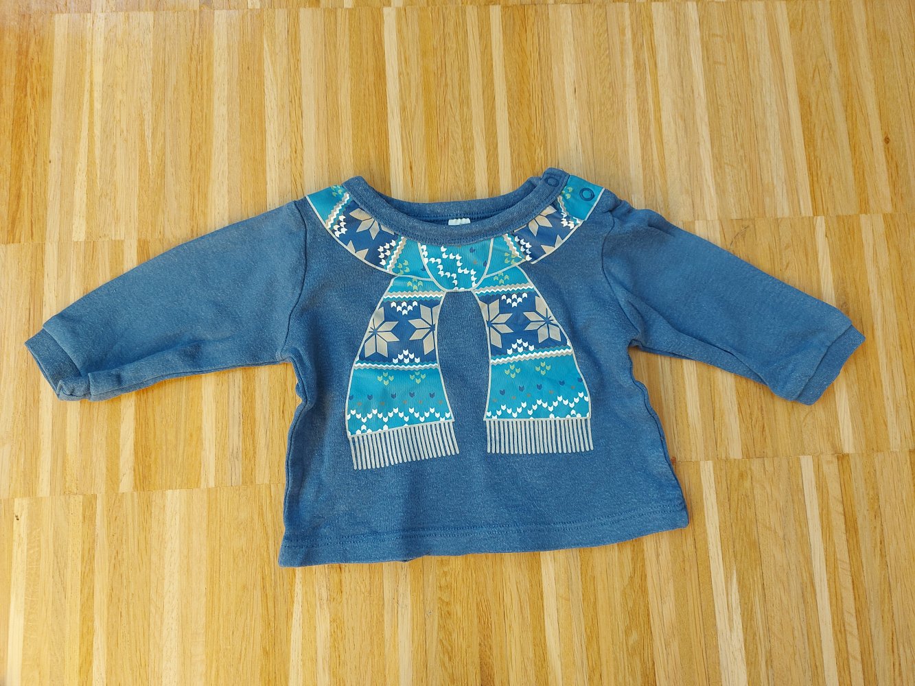 Blauer Langarmpullover mit Schal / Winterpullover für Babys Gr. 62