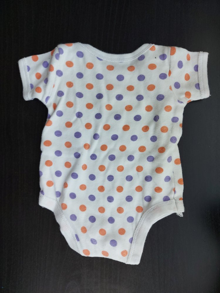 Niedlicher Kurzarmbody mit Punktemotiv