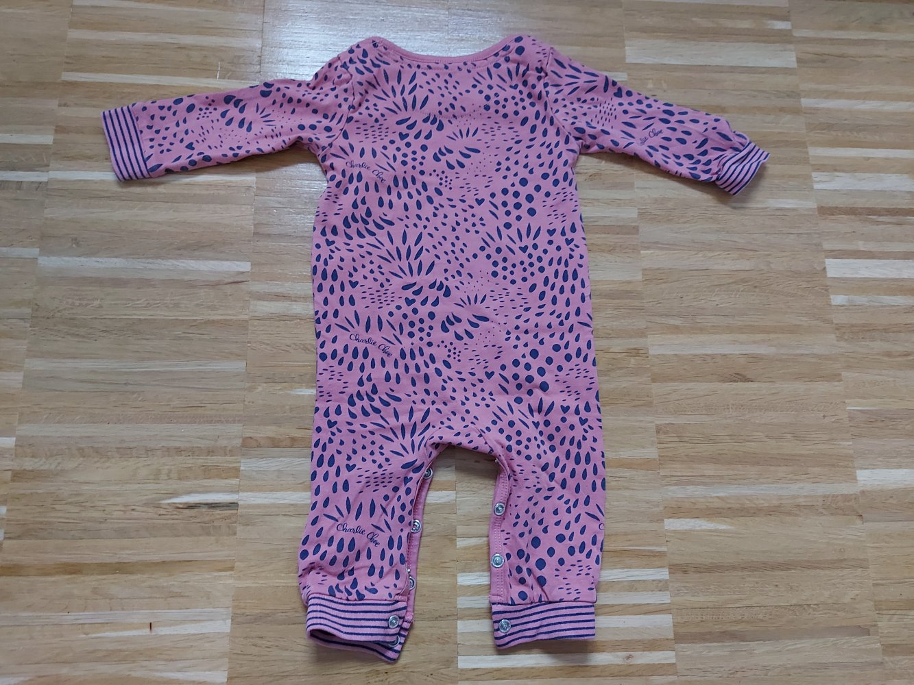 lachsfarbener Baby-Schlafanzug mit Leoprint, Gr. 62 What a day for a daydream Baby Jumpsuit