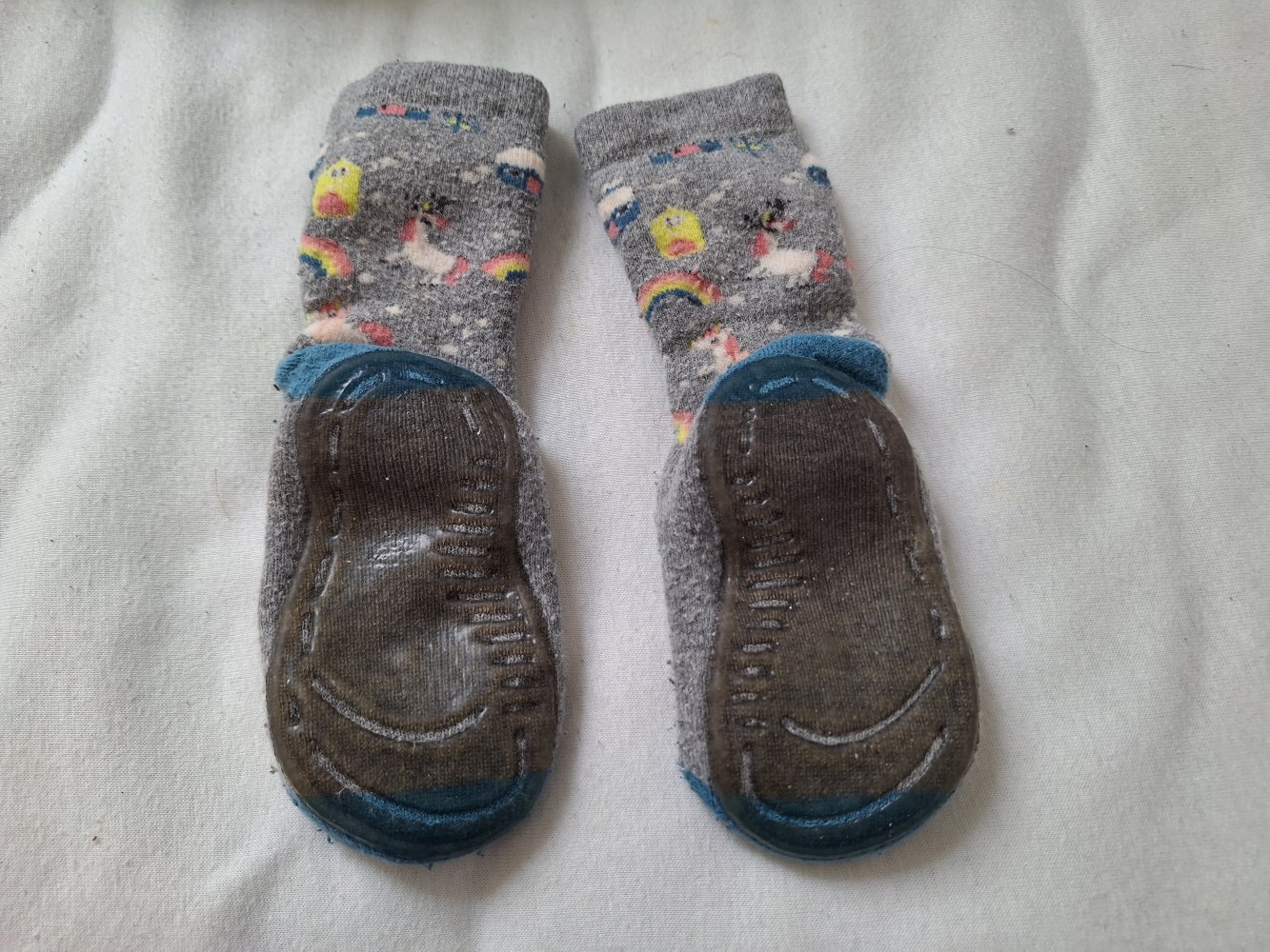 Graue Stoppersocken mit Einhörnern