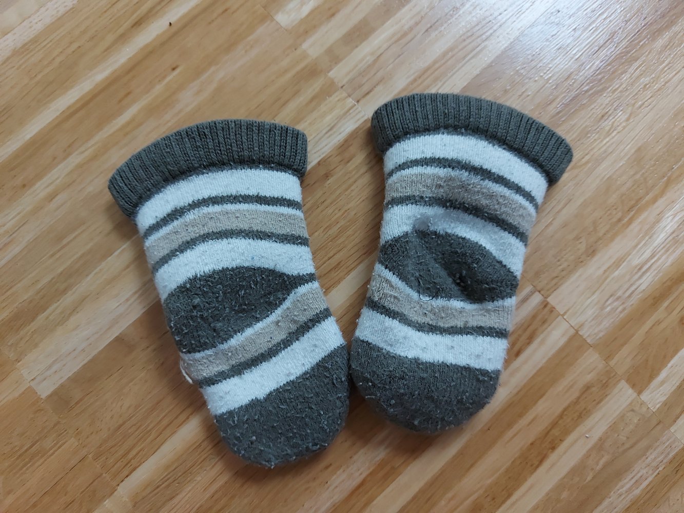 dickere khaki-grün gestreifte Babysocken