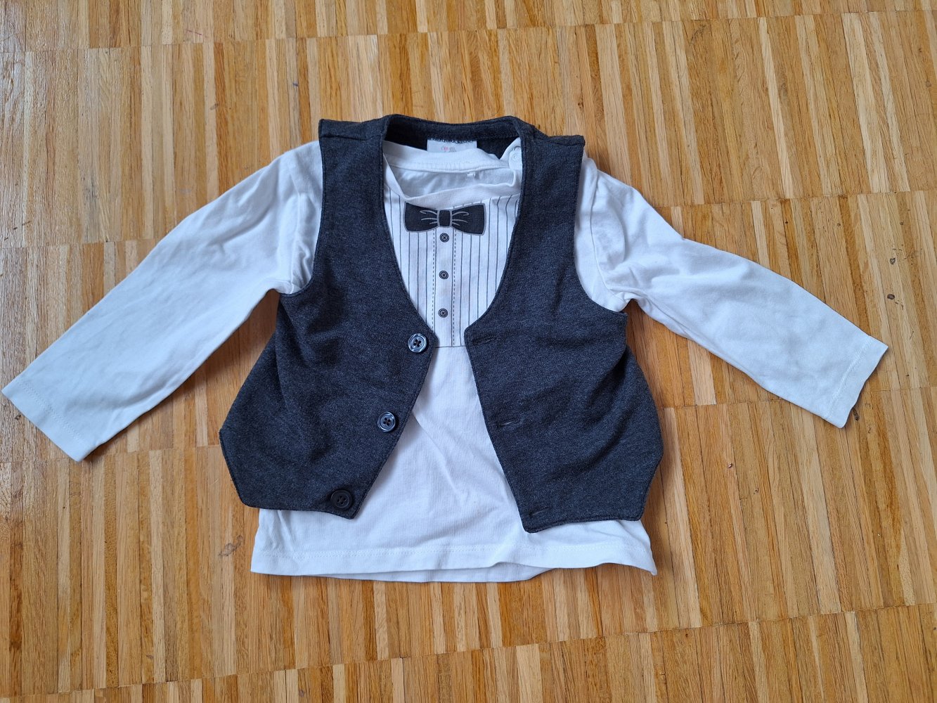 2-teiliges Set: Weißes Langarmshirt mit aufgedruckter Fliege und anthrazitfarbener Weste, Gr. 86