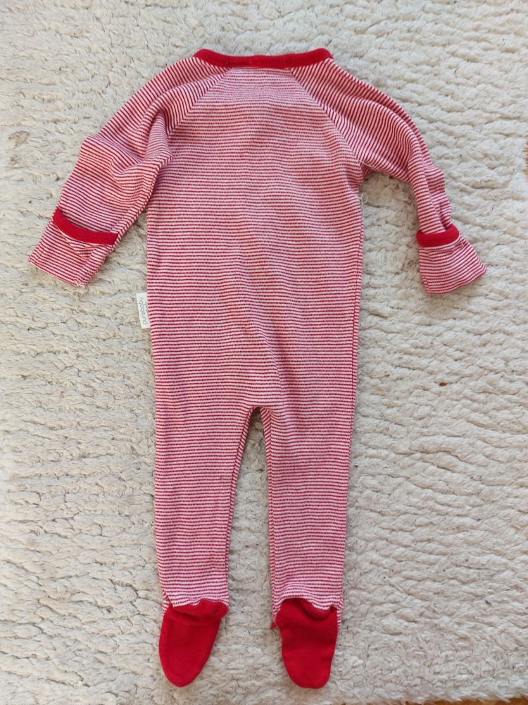 rot-weiß gestreifter Baby-Schlafanzug