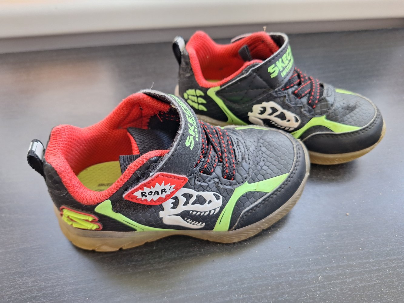 Kleinkind-Turnschuhe mit Klettverschluss Dinosaurier von Skechers, Gr. 23 Leuchtschuhe Sneaker S Lights: Illumi-Brights - Dino-Glo