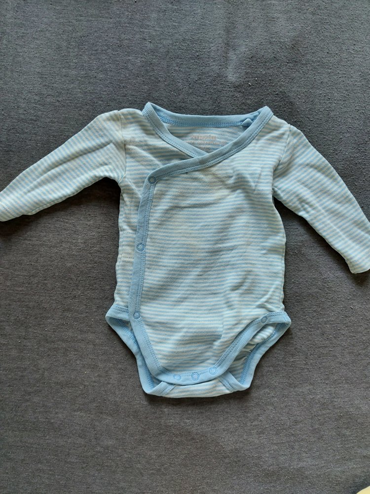 hellblau-weiß gestreifter Langarm-Wickelbody Gr. 50/56