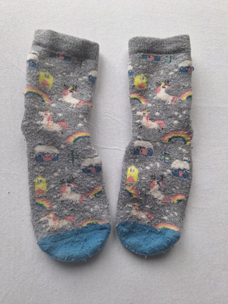 Graue Stoppersocken mit Einhörnern