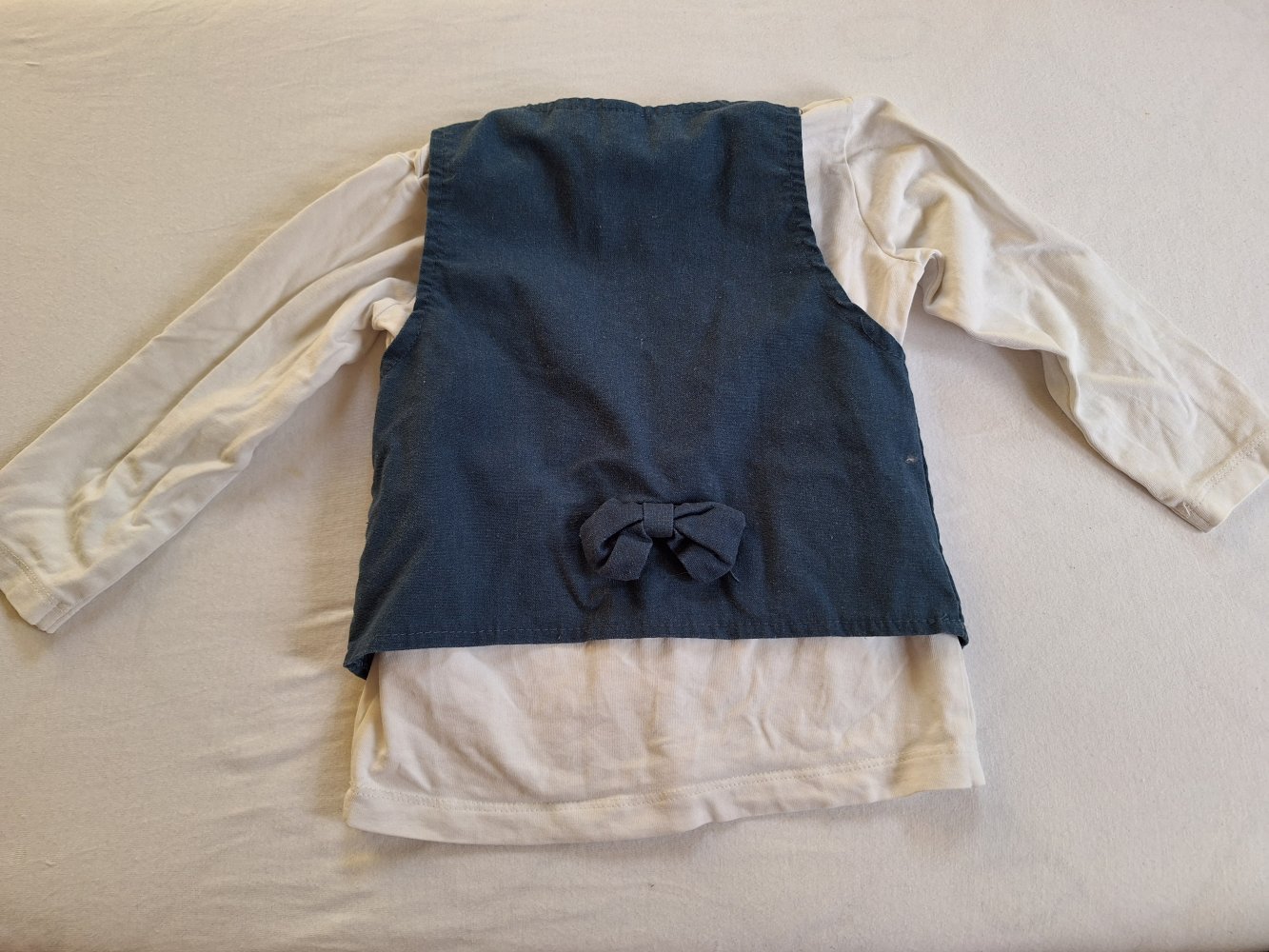 Set: weißes Langarmshirt mit Schleife und blauer Weste, Gr. 86