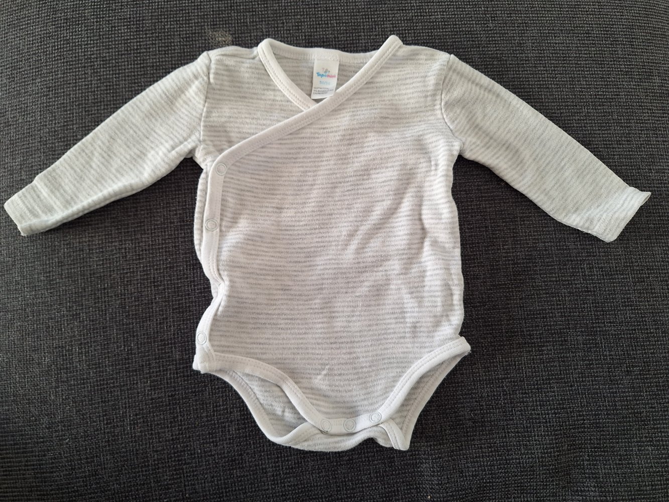 weiß-grau gestreifter langärmliger Wickelbody Gr. 50/56 unisex geschlechtsneutral