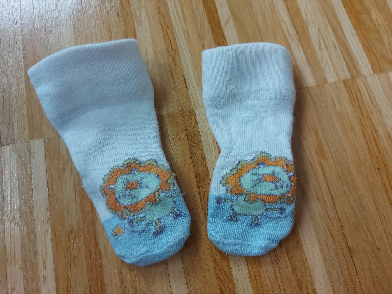weiß-hellblaue Löwensocken / Babysocken mit Löwenmotiv