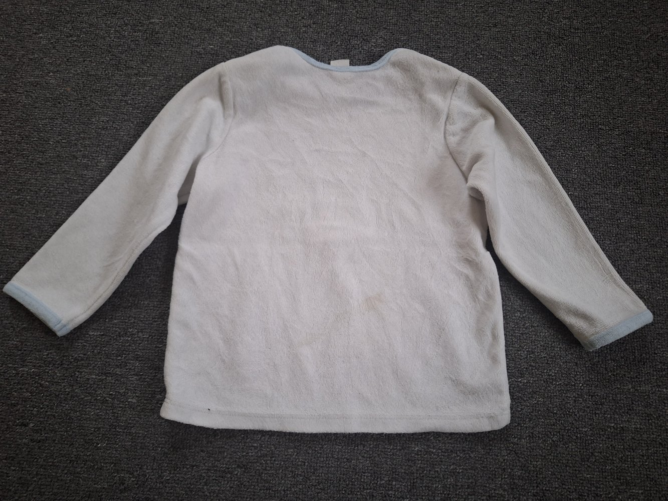 Weißes Langarmshirt mit Eisbär mit moustache, Gr. 92