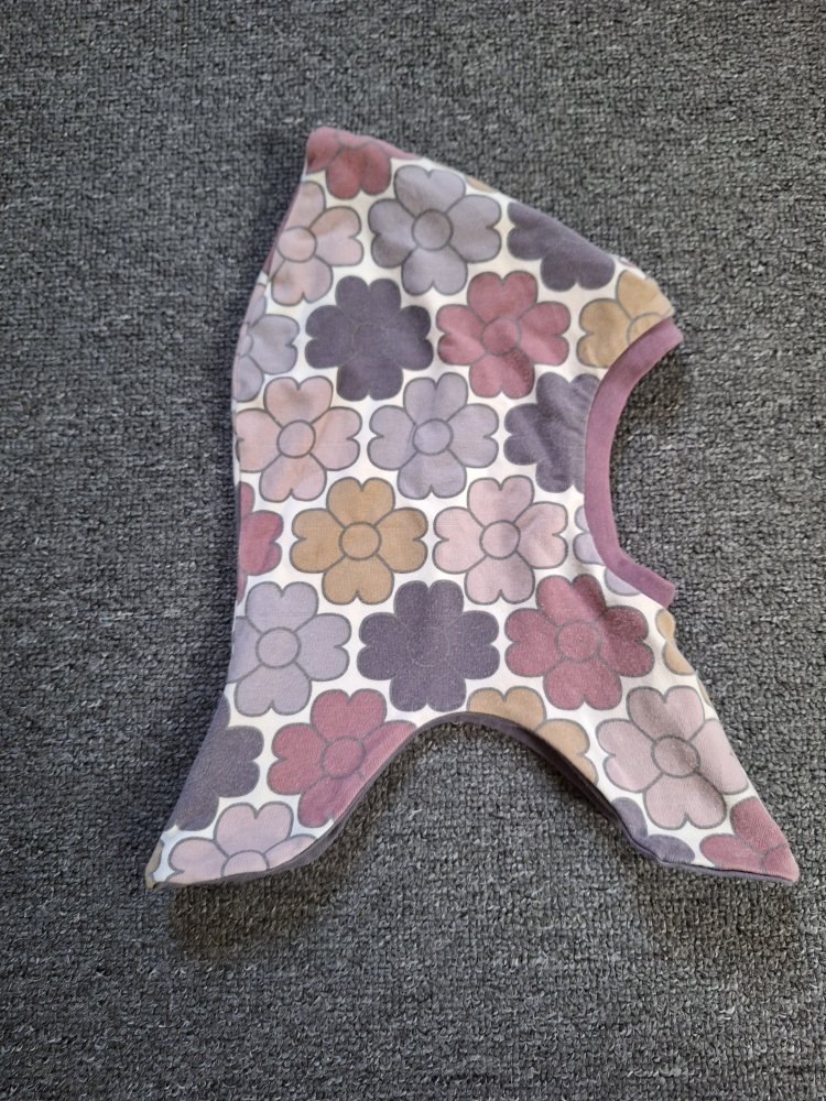 lila Balaklava mit Blumen