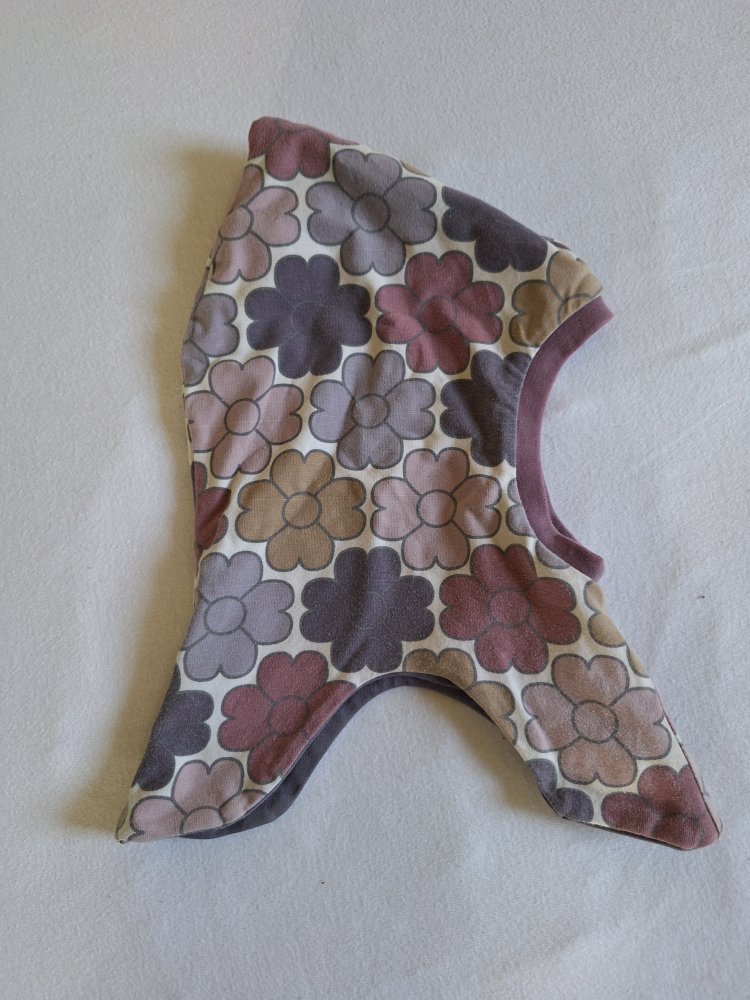 lila Balaklava mit Blumen
