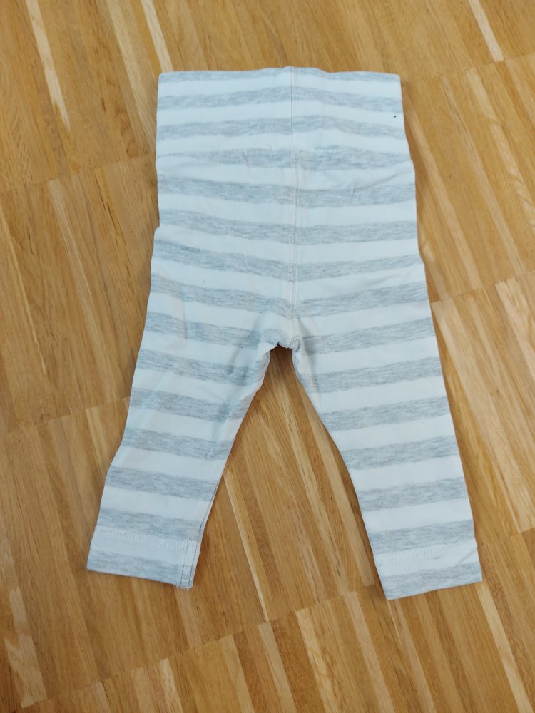weiß-grau gestreifte Babyhose mit breitem Bund