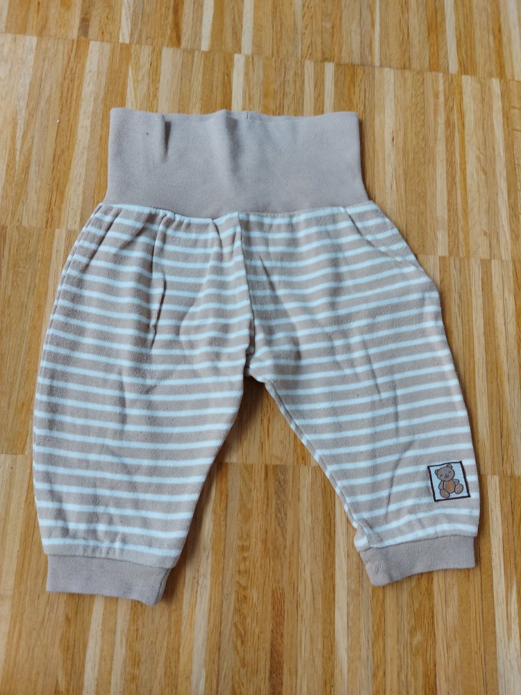 hellbraun-weiß gestreifte Babyhose, Gr. 50-56 mit Bärchen