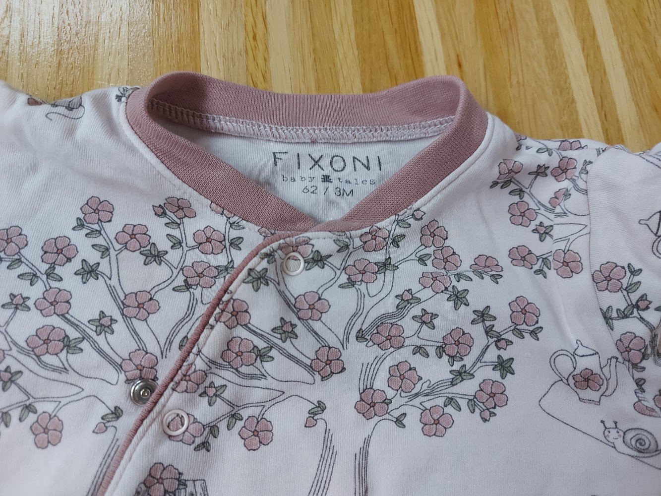 superschöner rosa Baby-Schlafanzug mit Mustervon Fixoni Gr. 62