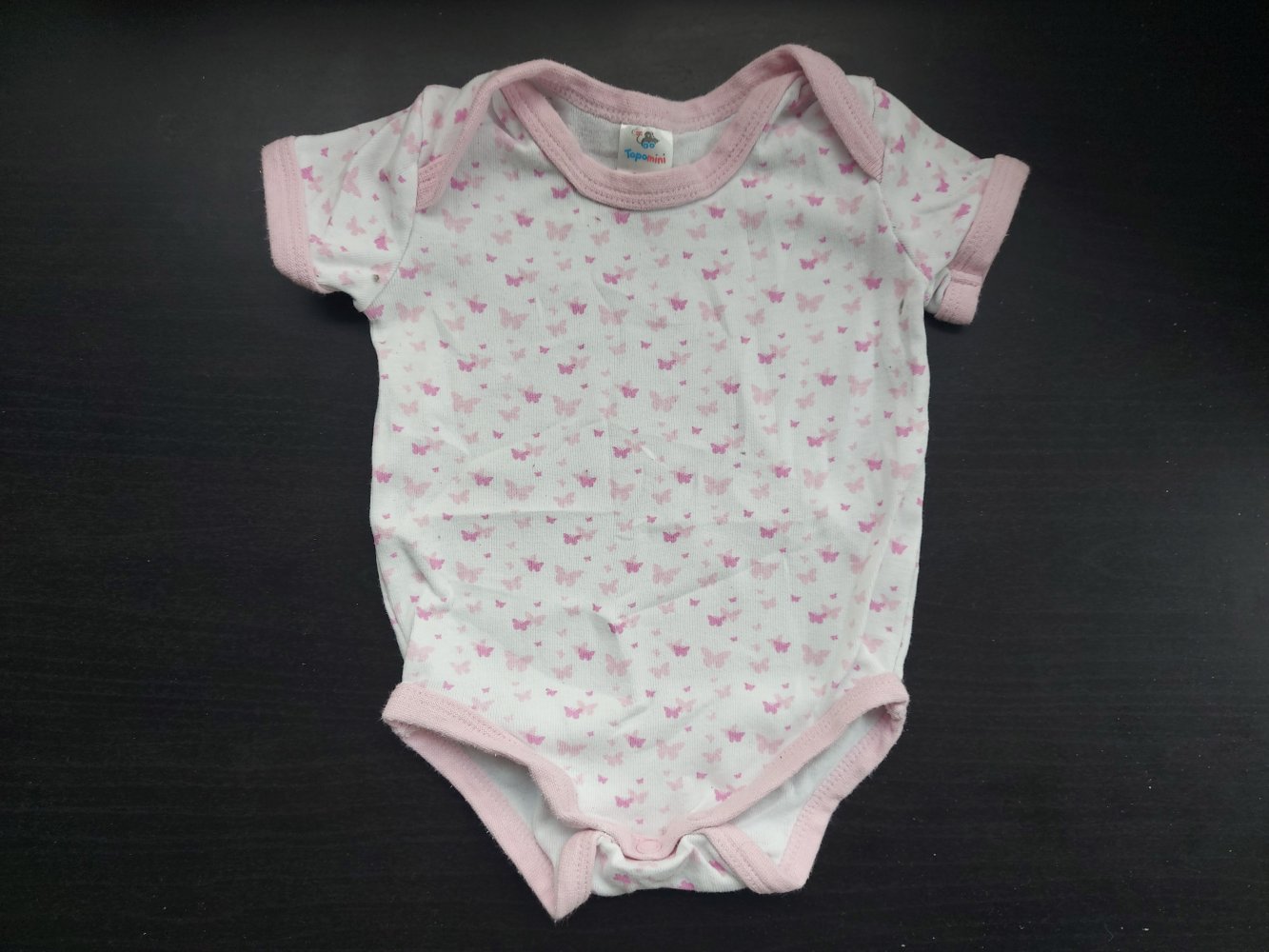 Niedlicher Kurzarmbody mit rosa Schmetterlingen, Gr. 50/56