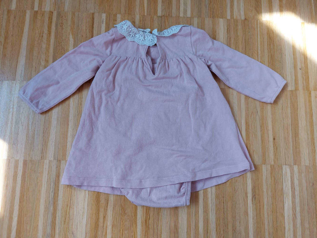 altrosa Bodykleidchen Gr. 68 mit niedlichem Spitzenkragen