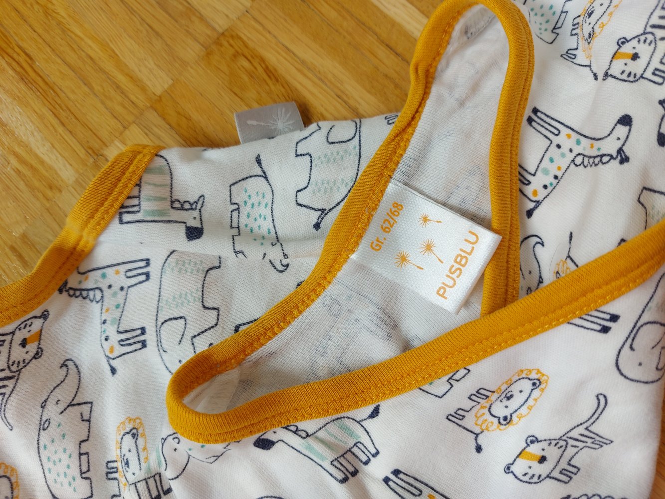 Weiß-oranger Langarm-Wickelbody in Gr. 62/68 mit niedlichen Wildtiermotiven