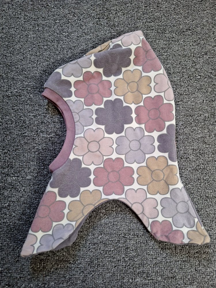 lila Balaklava mit Blumen