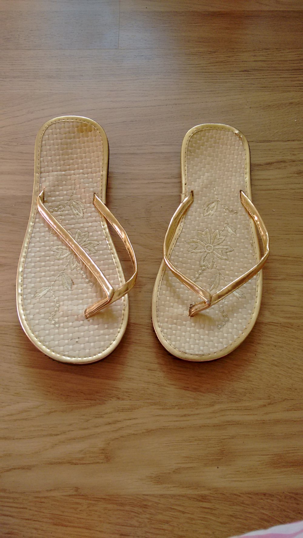 gold glänzende Zehentrenner mit dünner Sohle