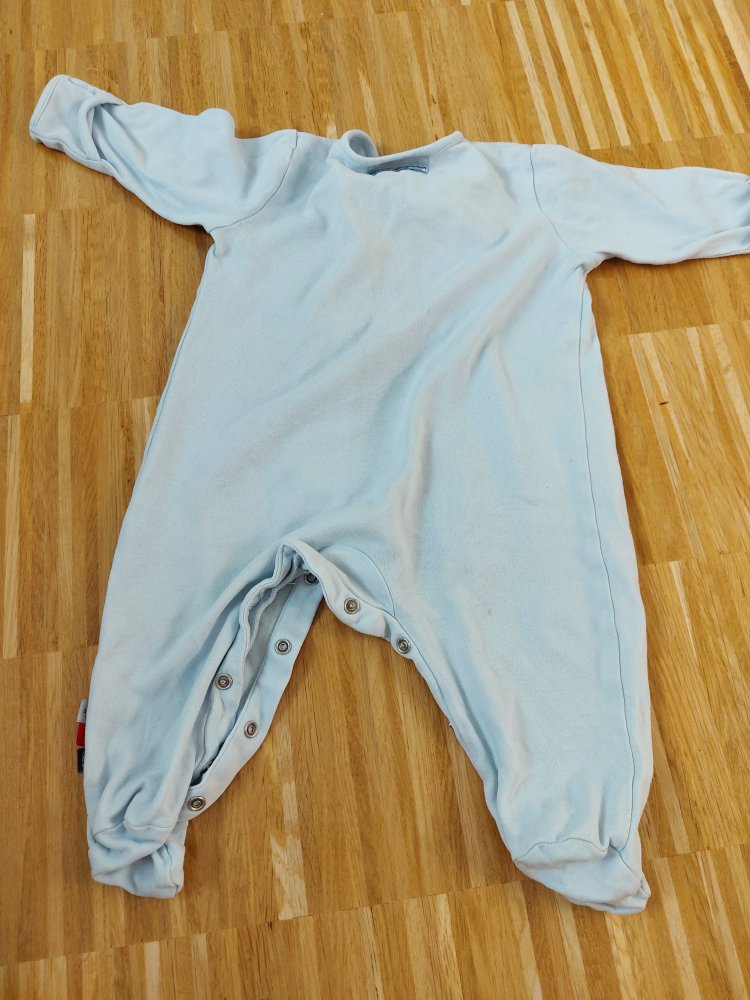 hellblauer Babyschlafanzug mit Füßchen Gr. 74