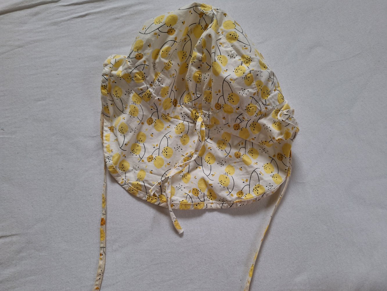 niedlicher Sommerhut mit Zitronen für Babys mit Schnüren, Gr. 48/49