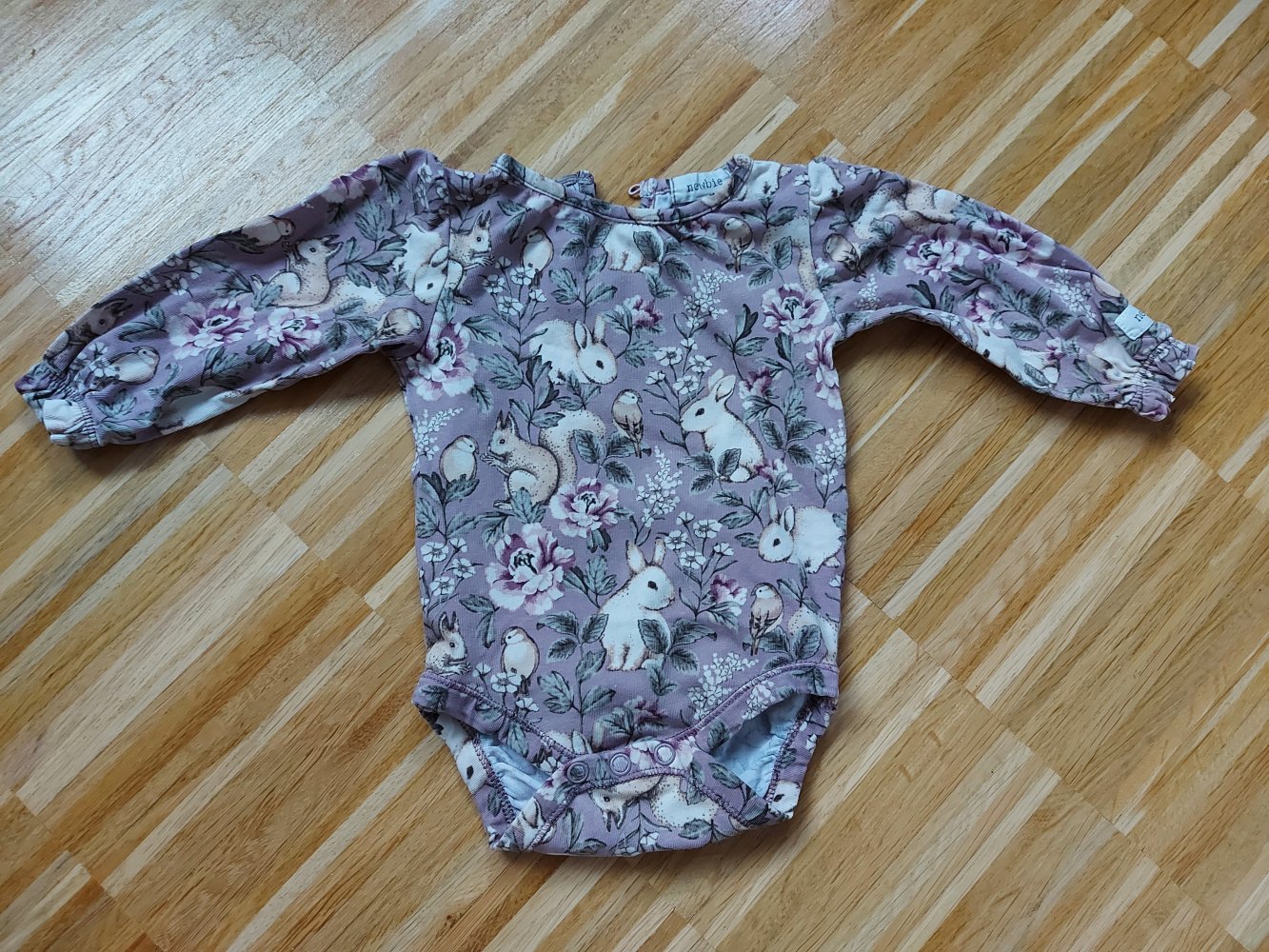 Wunderschöner fliederfarbener Babybody mit Hasen & Co Gr. 62 newbie