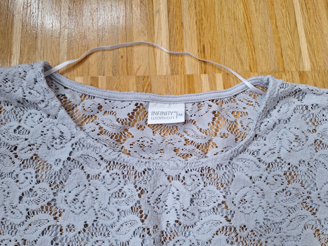 graues T-Shirt mit transparentem Spitzen-Blumenmuster Gr. M