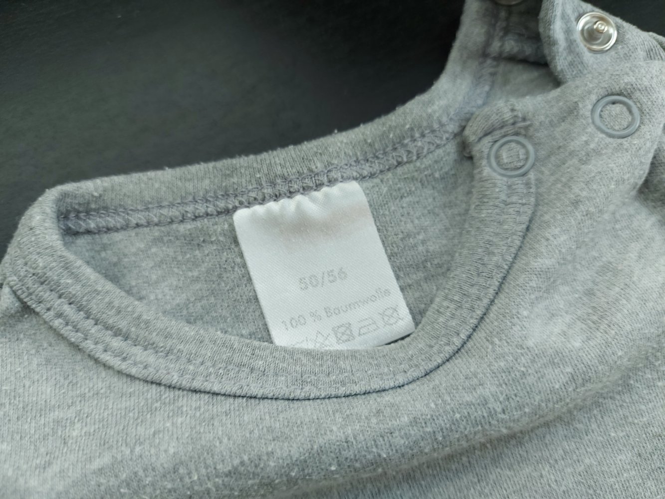 langärmliger grauer Babypullover Gr. 50/56 Longsleeve / Shirt unisex / geschlechtsneutral