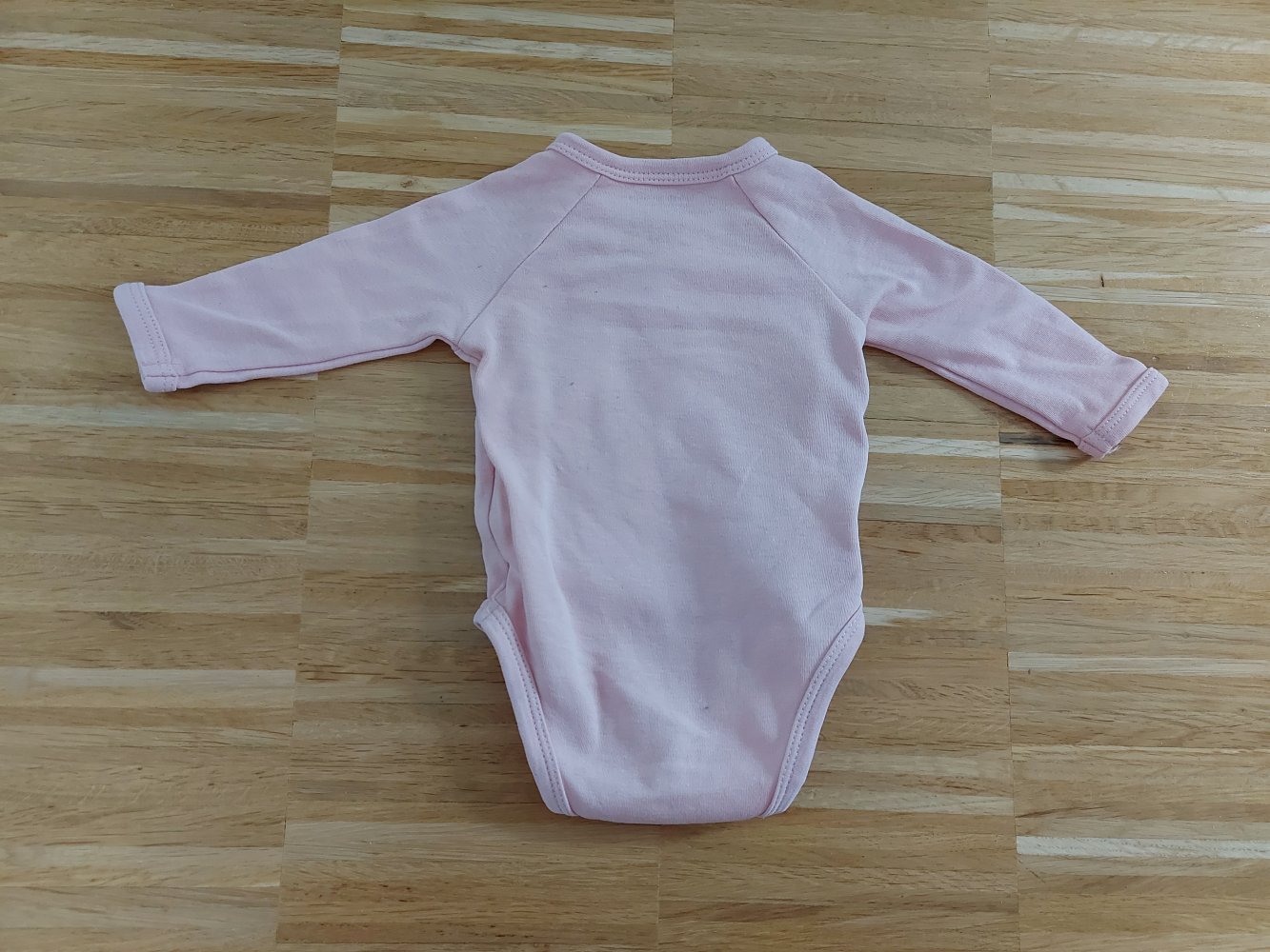 rosafarbener Langarm-Wickelbody mit Bienchen Gr. 60