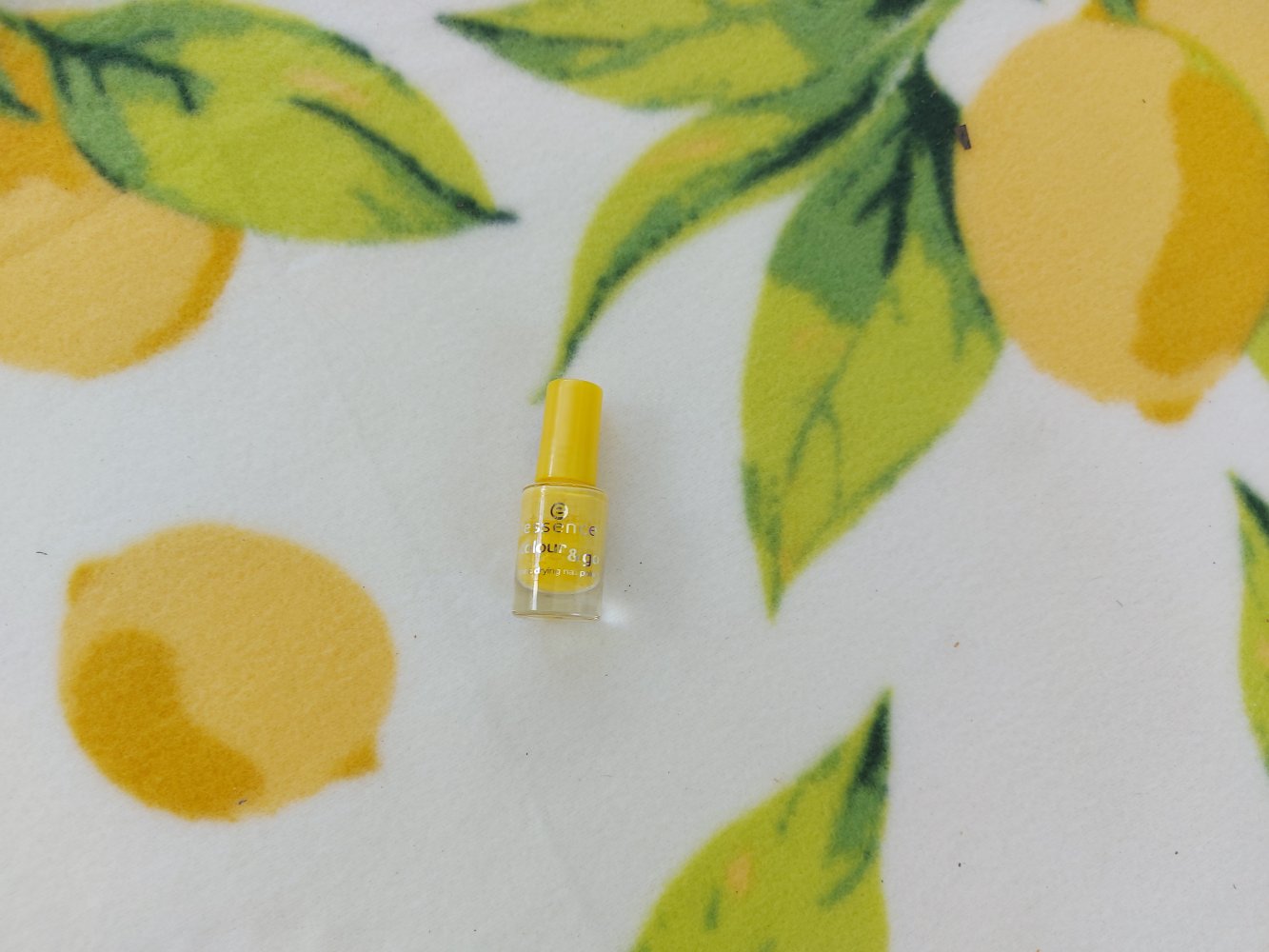 gelber Nagellack: essence colour & go 95 wanna be your sunshine