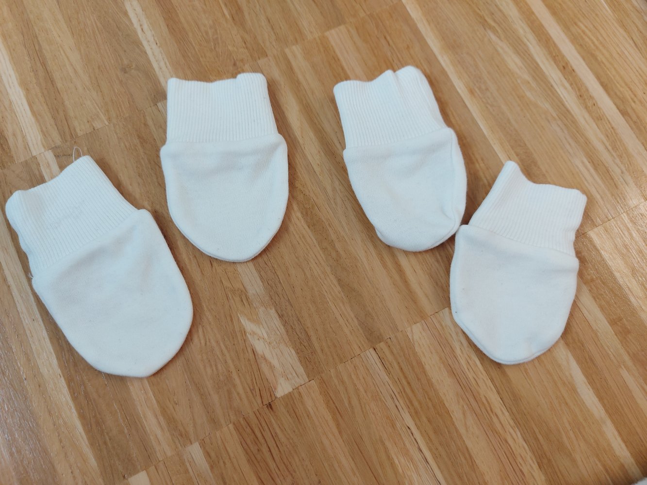 weißes Kratzhandschuhset / Fäustlinge für Newborn / Überzieher