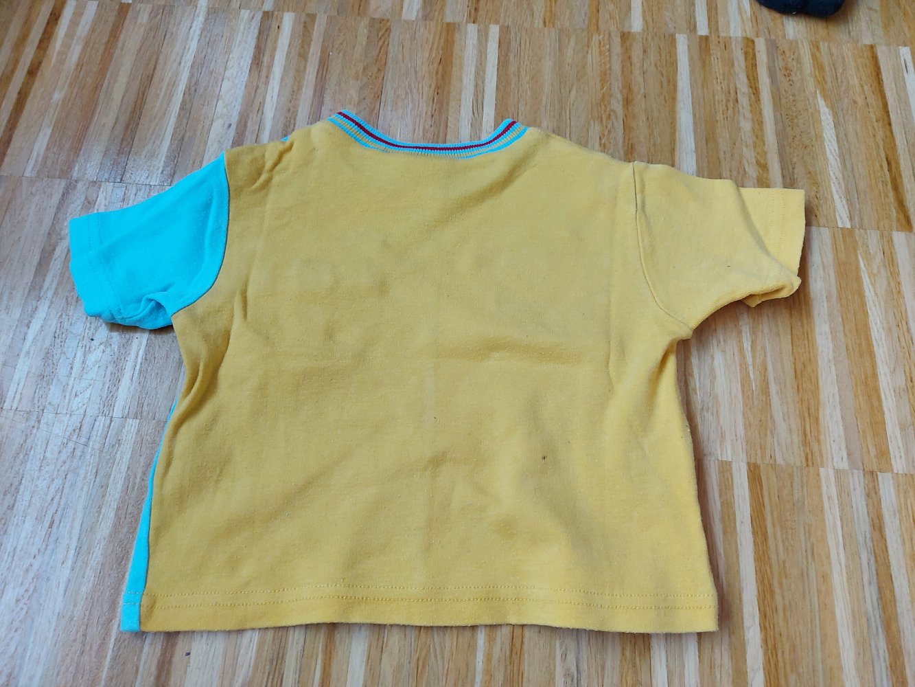 kurzärmliges gelb-blaues T-Shirt mit Haimotiv 