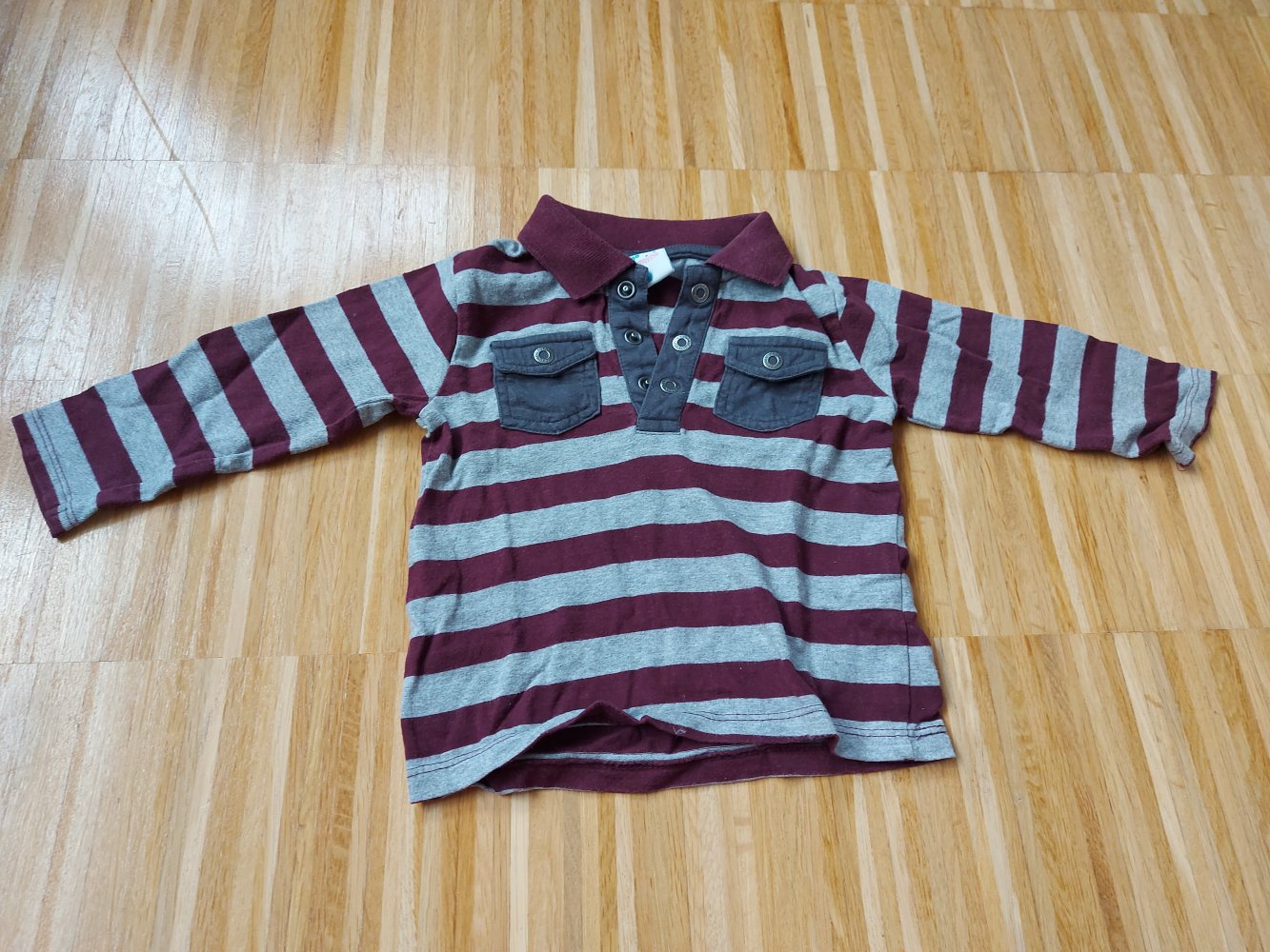 Weinrot-grau gestreiftes Poloshirt Gr. 80